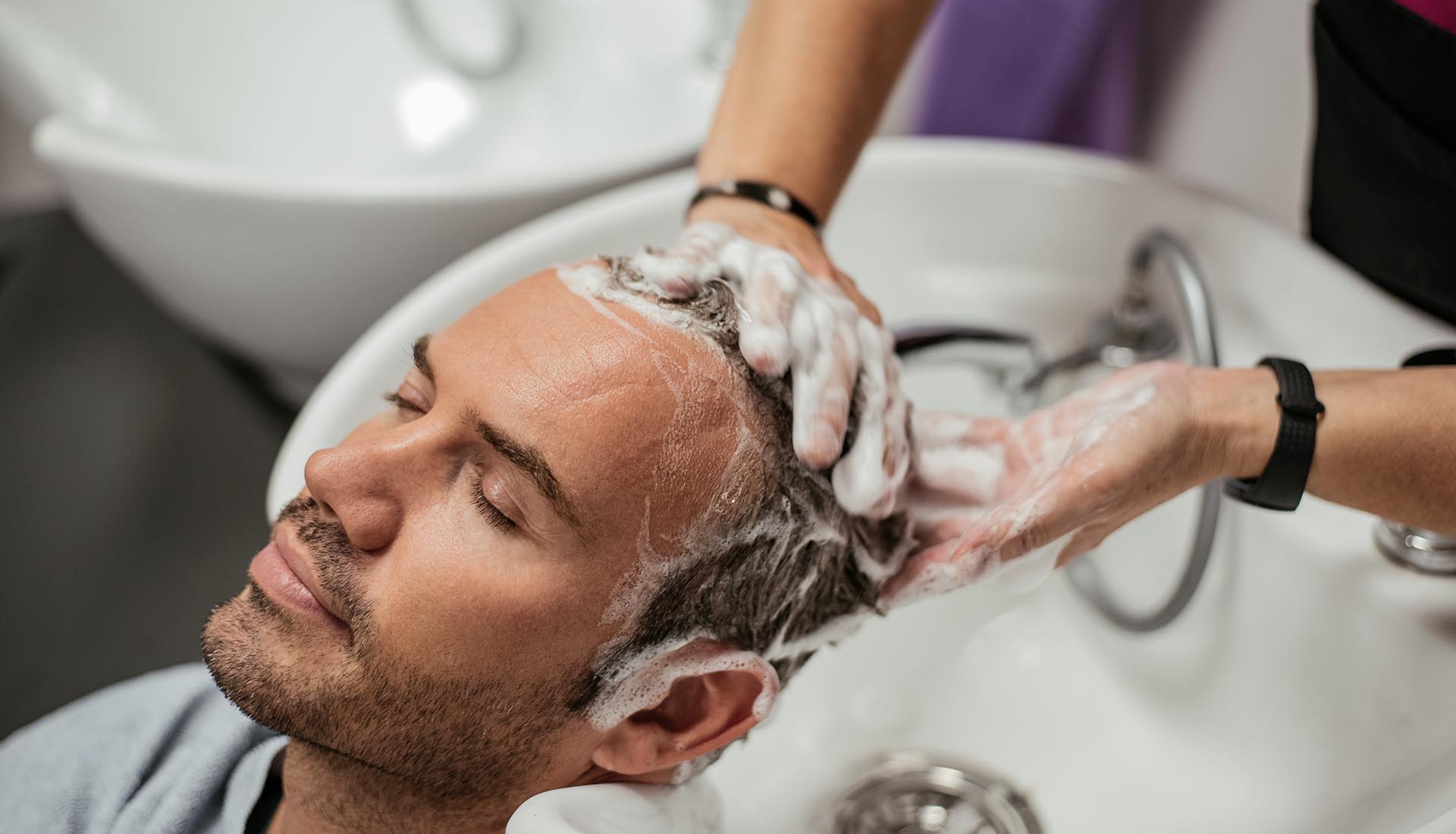 Стрижка мытье головы. Мытье волос мужчина. Мытье мужской головы в салоне. Мытьё мужских волос в парикмахерской. Мойка для головы.